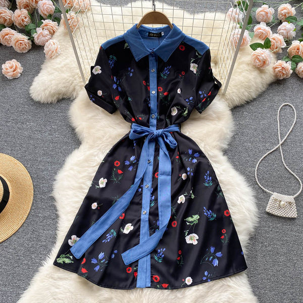 Lühikeste varrukatega ja lillelise mustriga naiste kleit