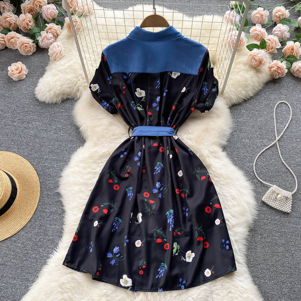 Lühikeste varrukatega ja lillelise mustriga naiste kleit