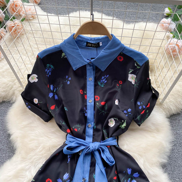 Lühikeste varrukatega ja lillelise mustriga naiste kleit