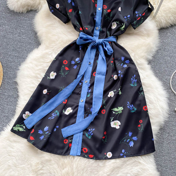 Lühikeste varrukatega ja lillelise mustriga naiste kleit