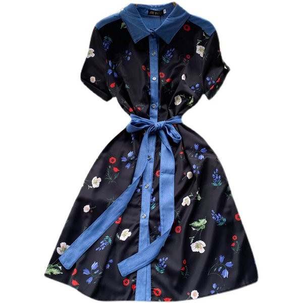 Lühikeste varrukatega ja lillelise mustriga naiste kleit