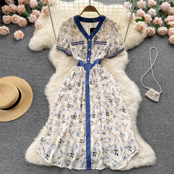 Spitsikaelusega naiste kleit lühikeste varrukatega