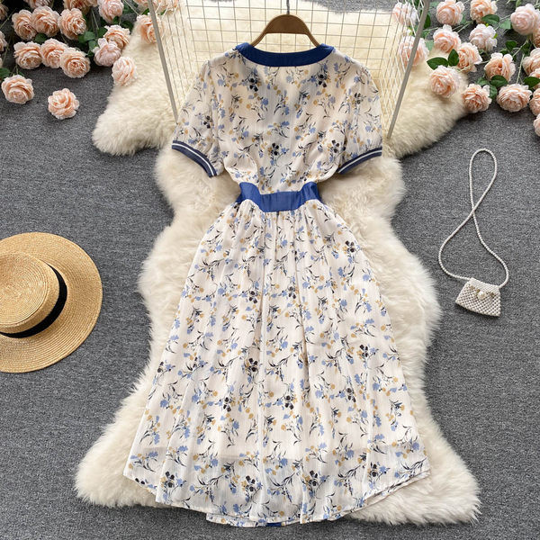 Spitsikaelusega naiste kleit lühikeste varrukatega