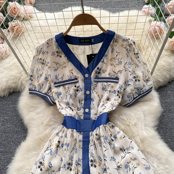 Spitsikaelusega naiste kleit lühikeste varrukatega