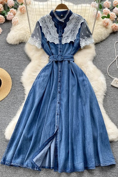 Naiste lühikeste varrukate ja pitsiga teksakleit