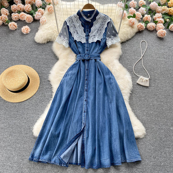 Naiste lühikeste varrukate ja pitsiga teksakleit