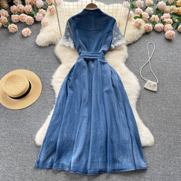 Naiste lühikeste varrukate ja pitsiga teksakleit