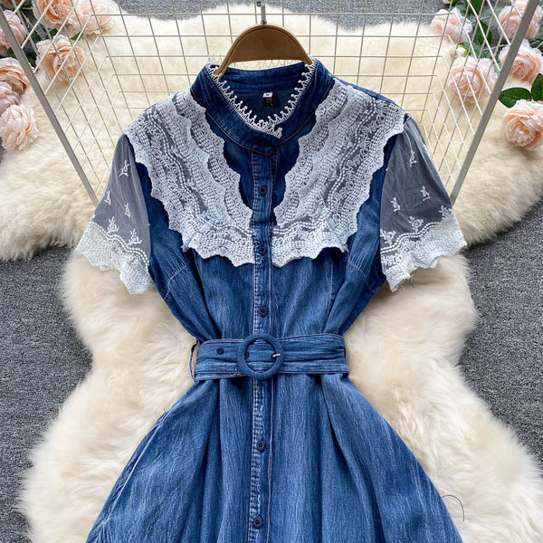 Naiste lühikeste varrukate ja pitsiga teksakleit