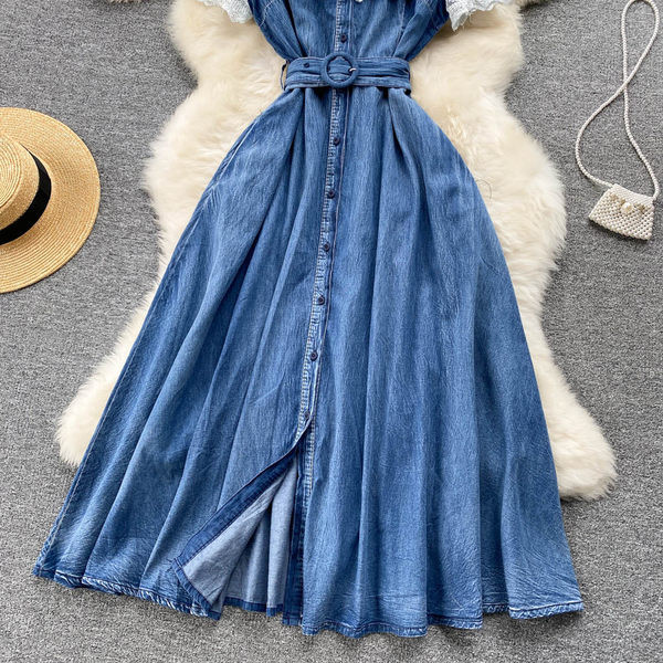 Naiste lühikeste varrukate ja pitsiga teksakleit