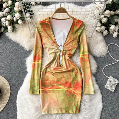 Lühike sügava kaelusega naiste kleit