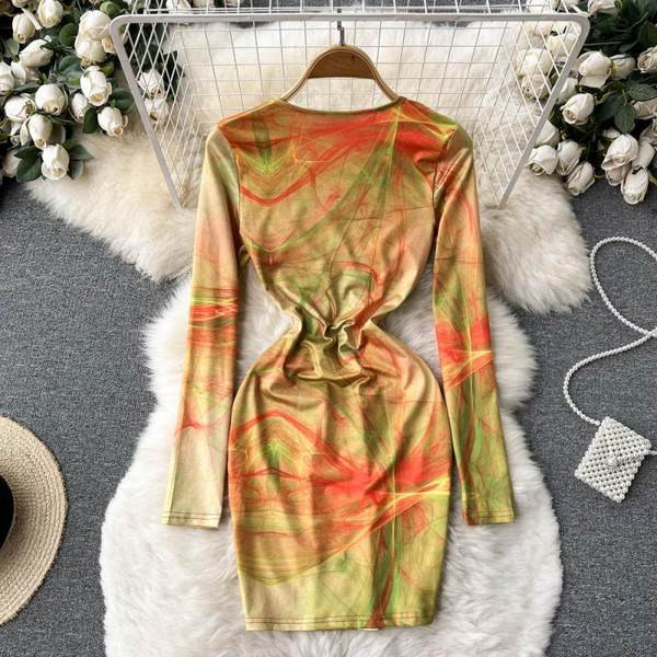 Lühike sügava kaelusega naiste kleit