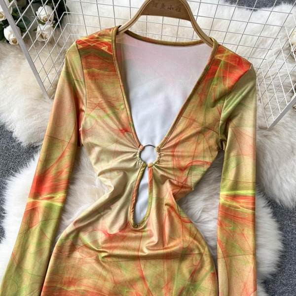 Lühike sügava kaelusega naiste kleit