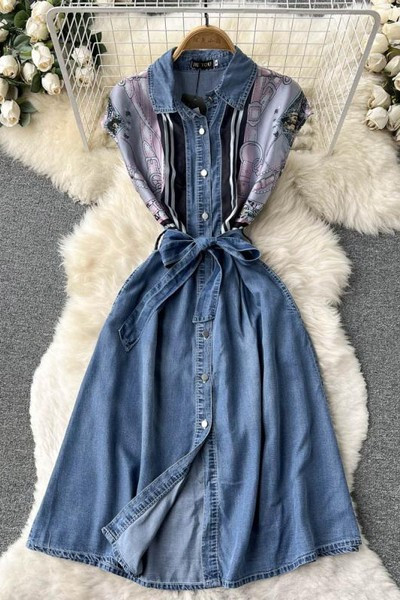 Naiste teksakleit vöörihma ja klassikalise kraega