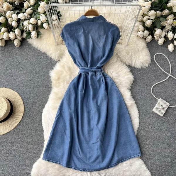 Naiste teksakleit vöörihma ja klassikalise kraega