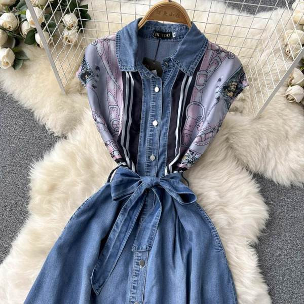 Naiste teksakleit vöörihma ja klassikalise kraega