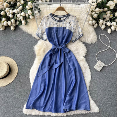 Naiste kleit pitsi ja lühikeste varrukatega - sinist värvi