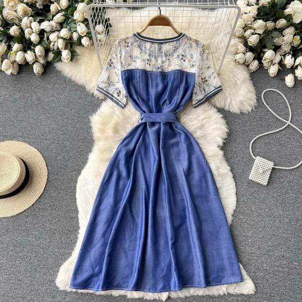 Naiste kleit pitsi ja lühikeste varrukatega - sinist värvi