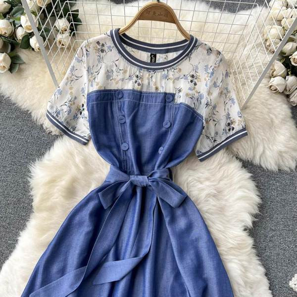 Naiste kleit pitsi ja lühikeste varrukatega - sinist värvi