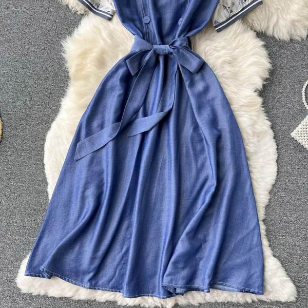 Naiste kleit pitsi ja lühikeste varrukatega - sinist värvi