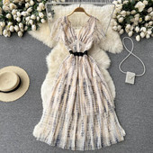 Uus lühikeste varrukate ja spits-kaelusega naiste kleidi mudel