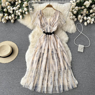 Uus lühikeste varrukate ja spits-kaelusega naiste kleidi mudel