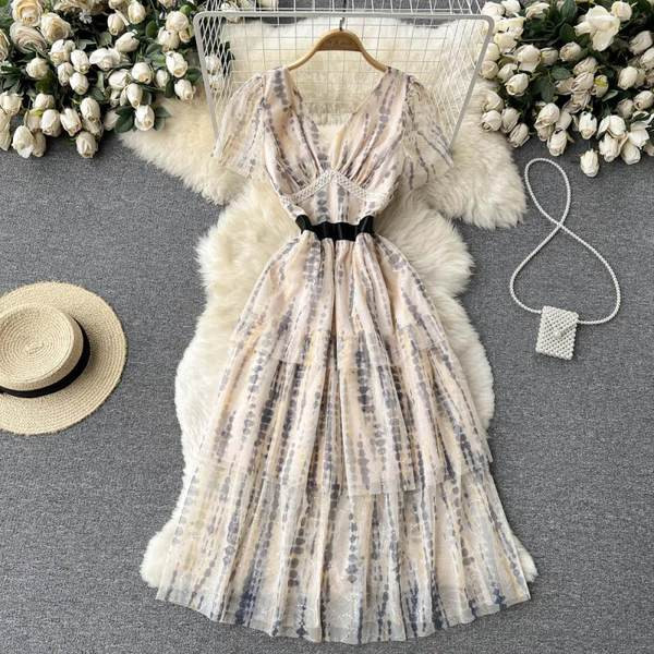 Uus lühikeste varrukate ja spits-kaelusega naiste kleidi mudel