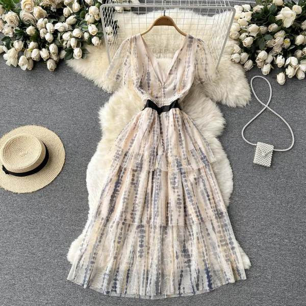 Uus lühikeste varrukate ja spits-kaelusega naiste kleidi mudel