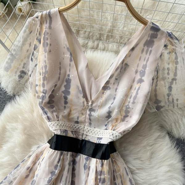 Uus lühikeste varrukate ja spits-kaelusega naiste kleidi mudel