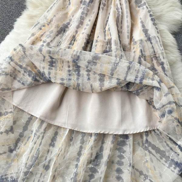 Uus lühikeste varrukate ja spits-kaelusega naiste kleidi mudel