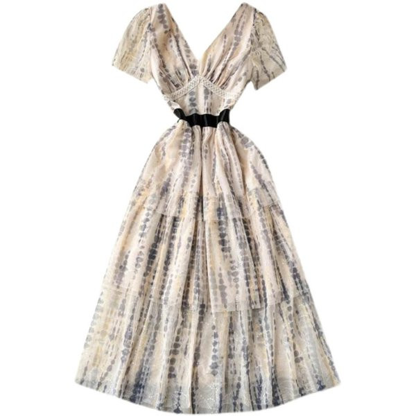 Uus lühikeste varrukate ja spits-kaelusega naiste kleidi mudel