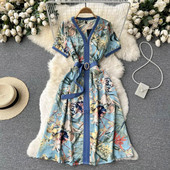 Värviline naiste kleit lühikeste varrukatega