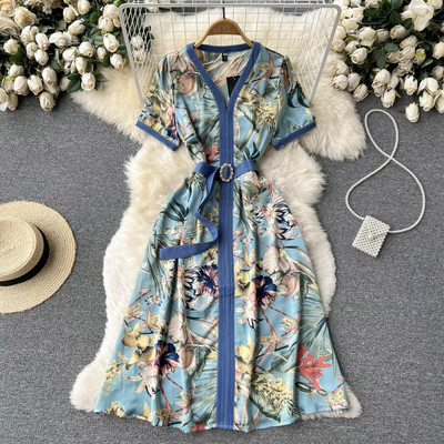 Värviline naiste kleit lühikeste varrukatega