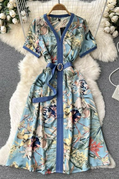 Värviline naiste kleit lühikeste varrukatega