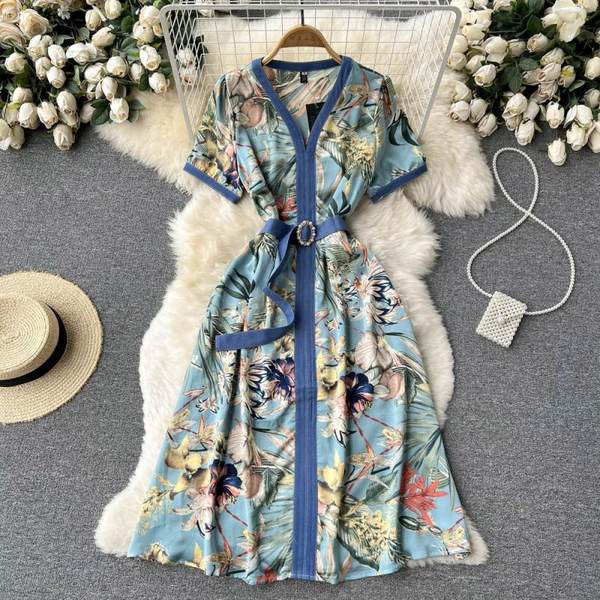 Värviline naiste kleit lühikeste varrukatega