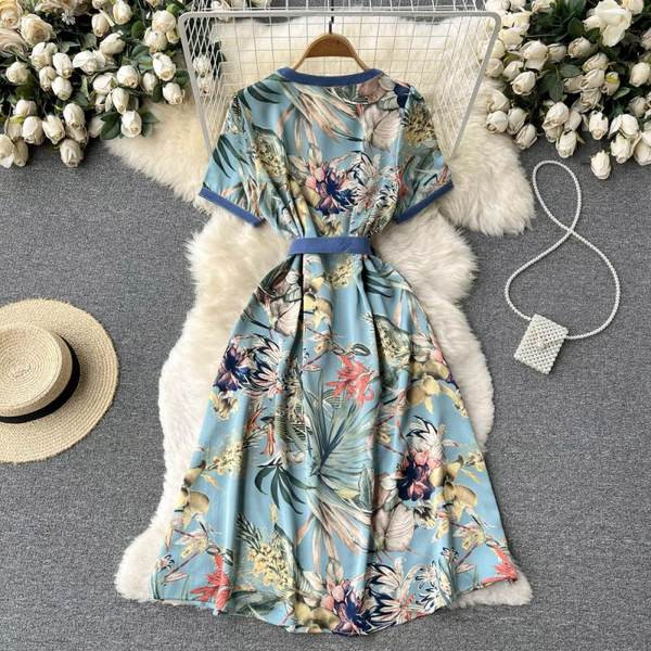 Värviline naiste kleit lühikeste varrukatega