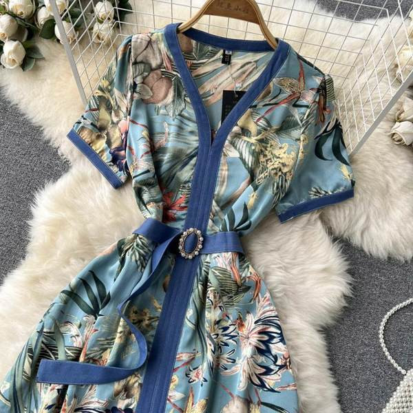 Värviline naiste kleit lühikeste varrukatega