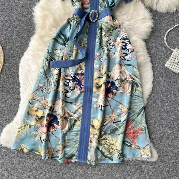 Värviline naiste kleit lühikeste varrukatega