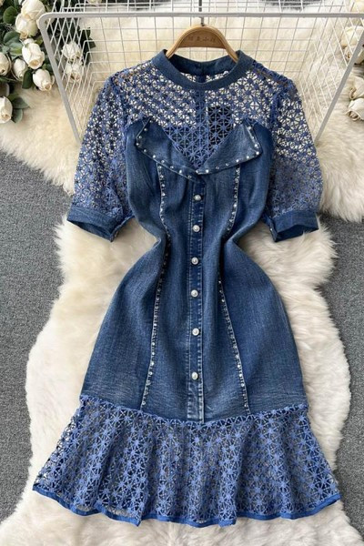 Moodne naiste kleit lühikeste varrukate ja nööpidega