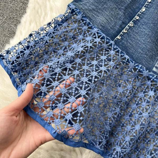 Moodne naiste kleit lühikeste varrukate ja nööpidega