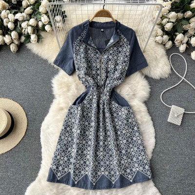 Naiste kleit lukuga ja lühikeste varrukatega