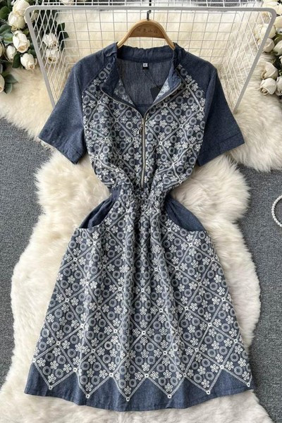 Naiste kleit lukuga ja lühikeste varrukatega