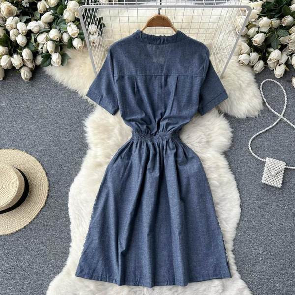 Naiste kleit lukuga ja lühikeste varrukatega