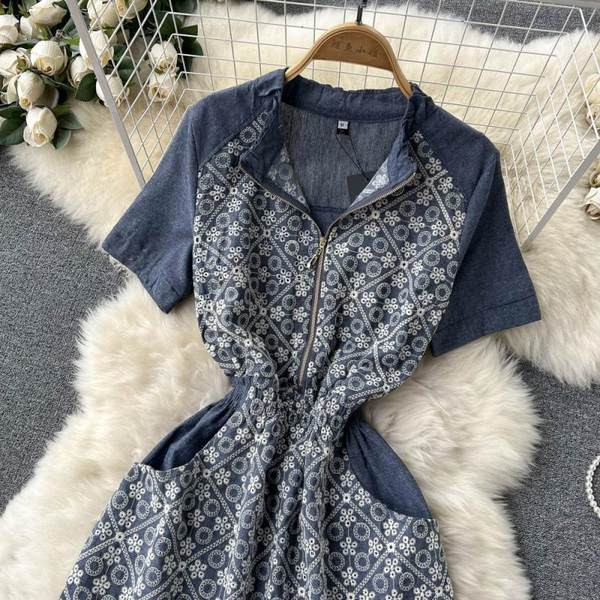 Naiste kleit lukuga ja lühikeste varrukatega