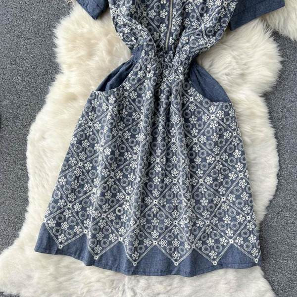 Naiste kleit lukuga ja lühikeste varrukatega