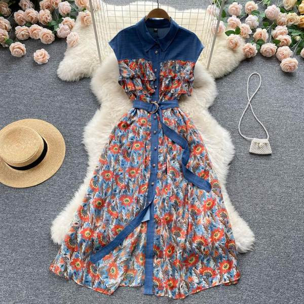 Vöö ja lillemustriga naiste kleit