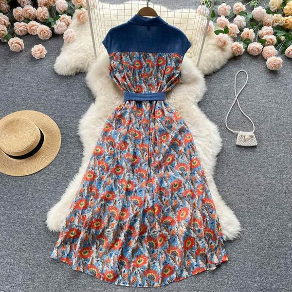 Vöö ja lillemustriga naiste kleit