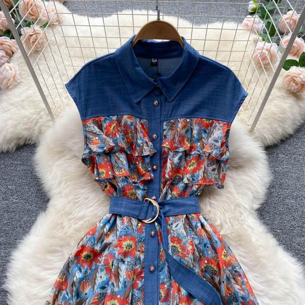 Vöö ja lillemustriga naiste kleit