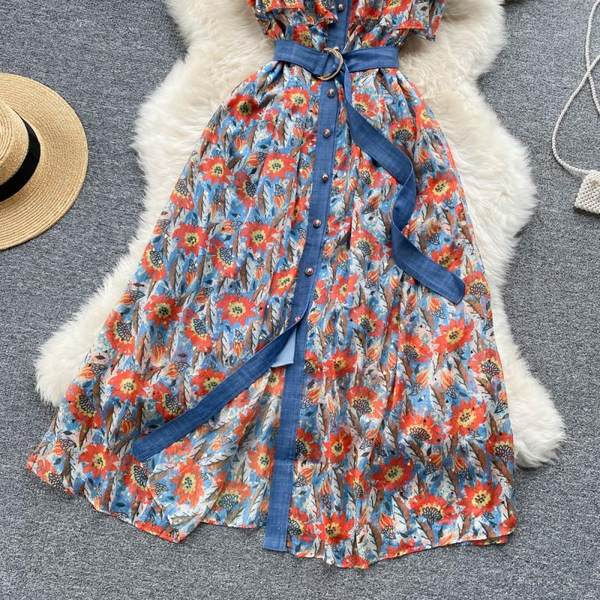 Vöö ja lillemustriga naiste kleit