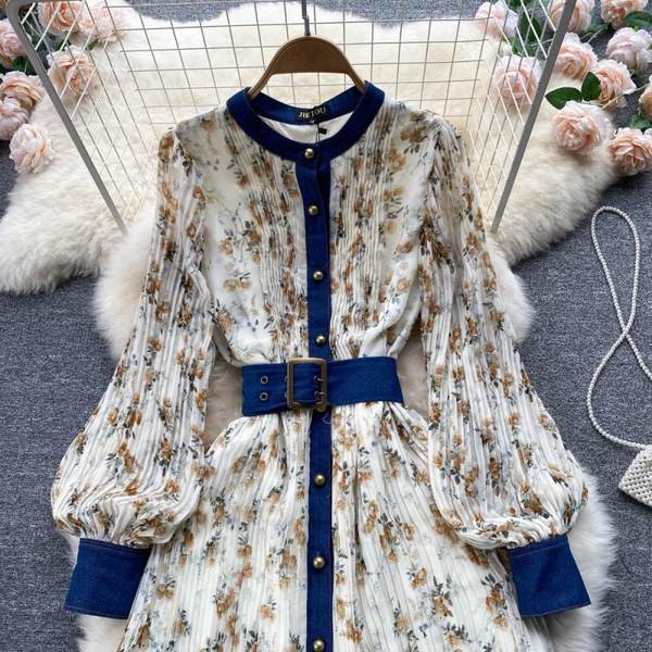 Pika lõikega teksatükkide ja lillemustriga kleit