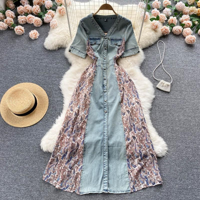 Pikk kleit nööpide ja spitsikaelusega